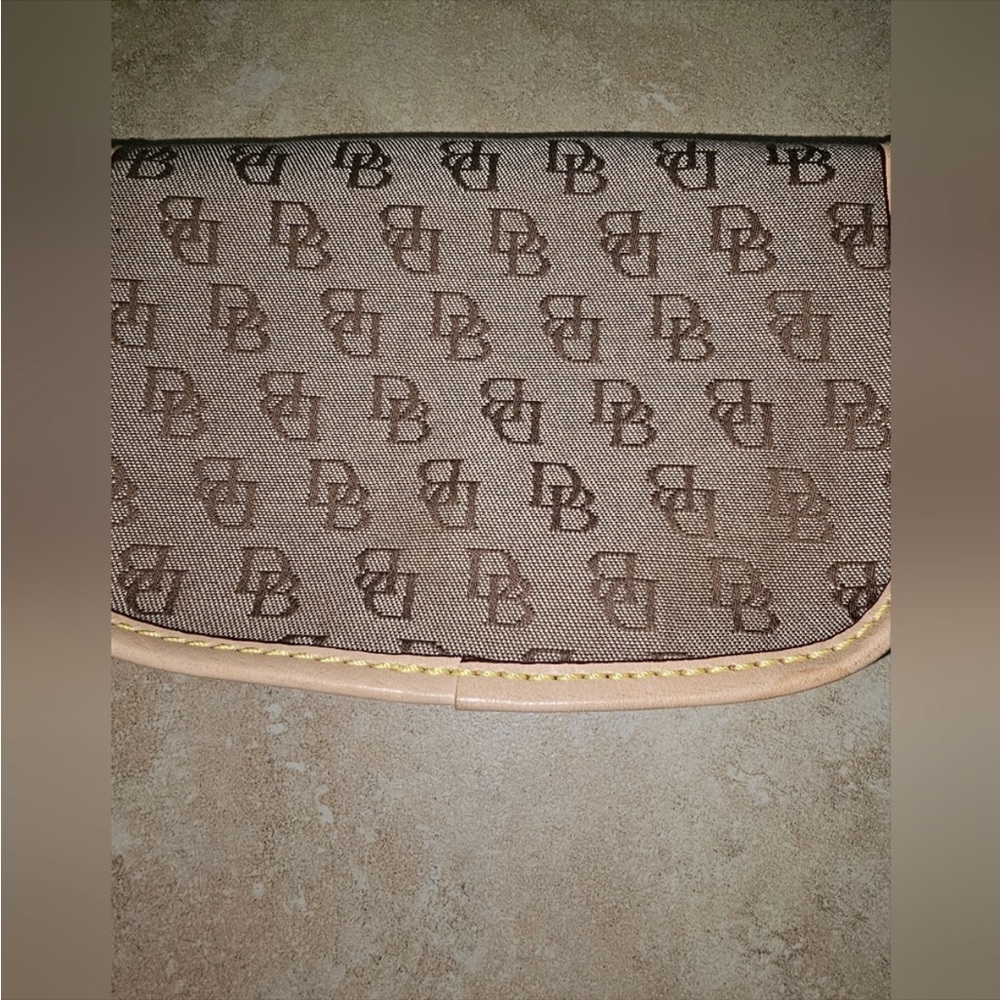Dooney & Burke Change Purse in excellent condition - Picture 3 of 7